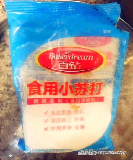 厨房里去油渍,我用小苏打粉,好用不伤手!