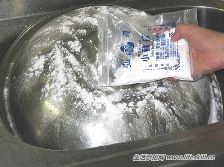 厨房里去油渍,我用小苏打粉,好用不伤手!