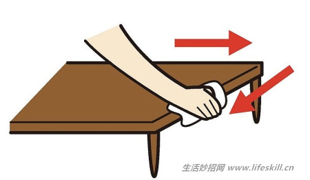 扫除时使用抹布有诀窍,这样擦干净又健身!