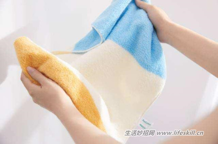 毛巾变硬湿黏有异味,教你5招来解决!