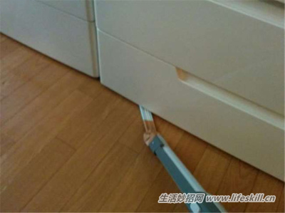 缝隙中的灰尘怎么清理?巧用吸管来帮忙!