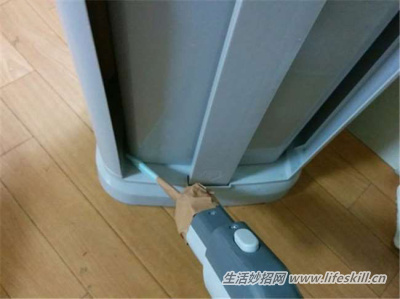 缝隙中的灰尘怎么清理?巧用吸管来帮忙!