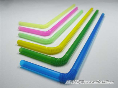 缝隙中的灰尘怎么清理?巧用吸管来帮忙!