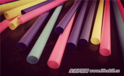 缝隙中的灰尘怎么清理?巧用吸管来帮忙!