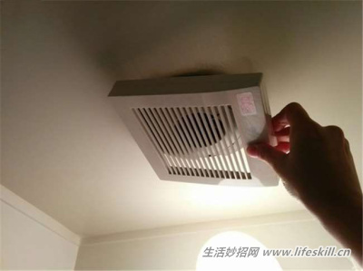 缝隙中的灰尘怎么清理?巧用吸管来帮忙!