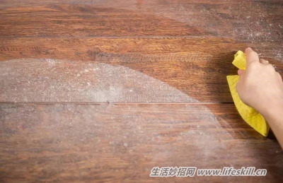 桌子擦完没多久又沾灰尘?教你一招轻松解决。